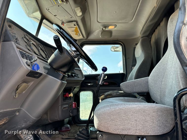 image for item LV9270 2012 Peterbilt  367 semi truck