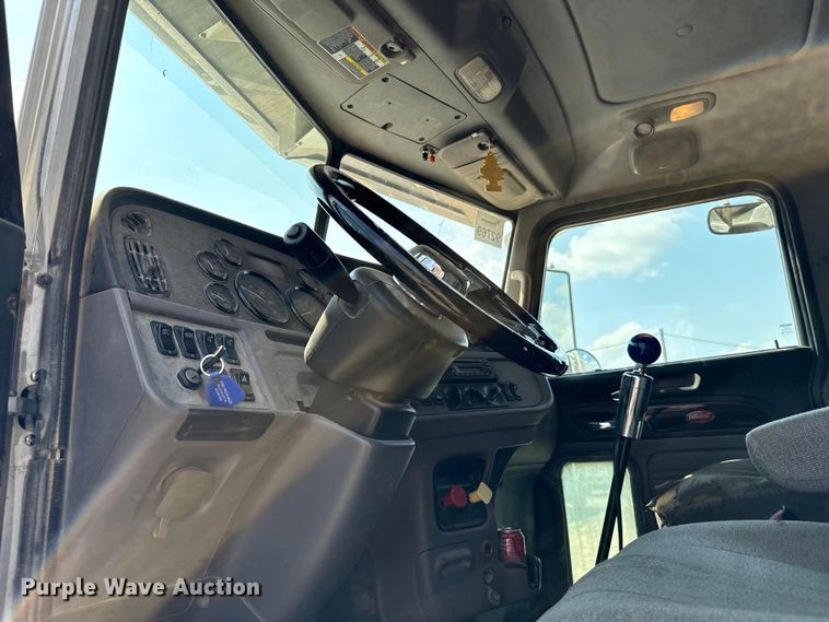 image for item LV9270 2012 Peterbilt  367 semi truck