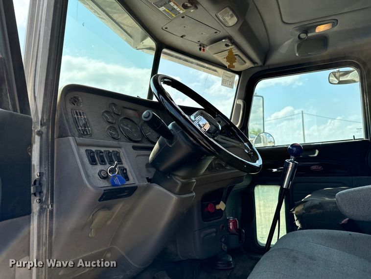 image for item LV9270 2012 Peterbilt  367 semi truck