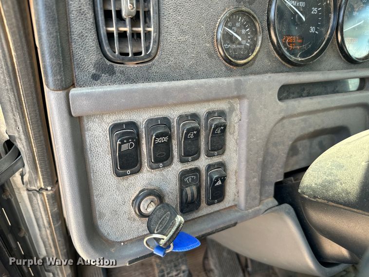 image for item LV9270 2012 Peterbilt  367 semi truck