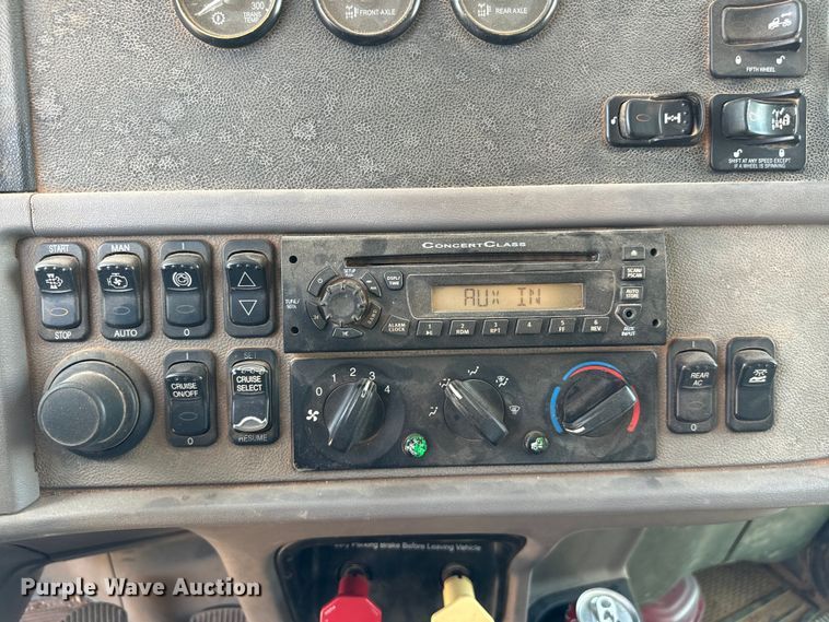 image for item LV9270 2012 Peterbilt  367 semi truck