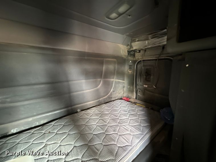 image for item LV9270 2012 Peterbilt  367 semi truck