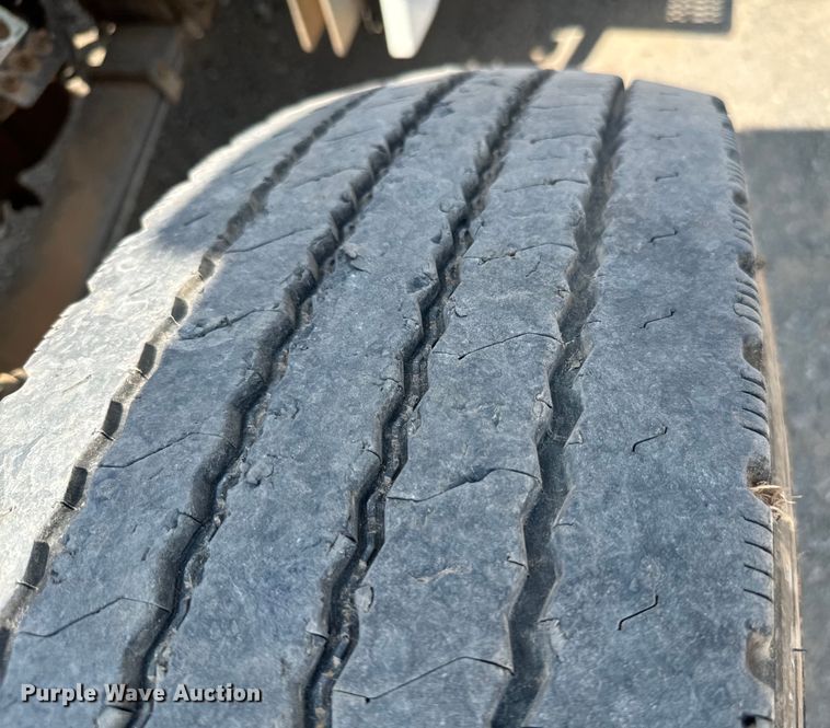 image for item LV9270 2012 Peterbilt  367 semi truck