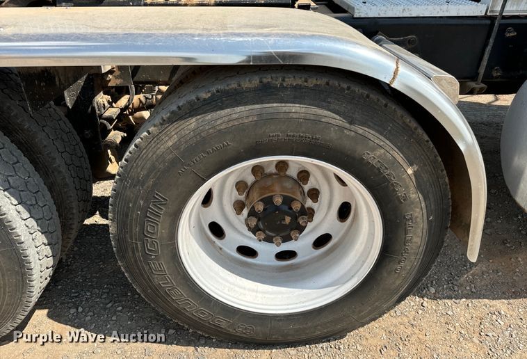 image for item LV9270 2012 Peterbilt  367 semi truck