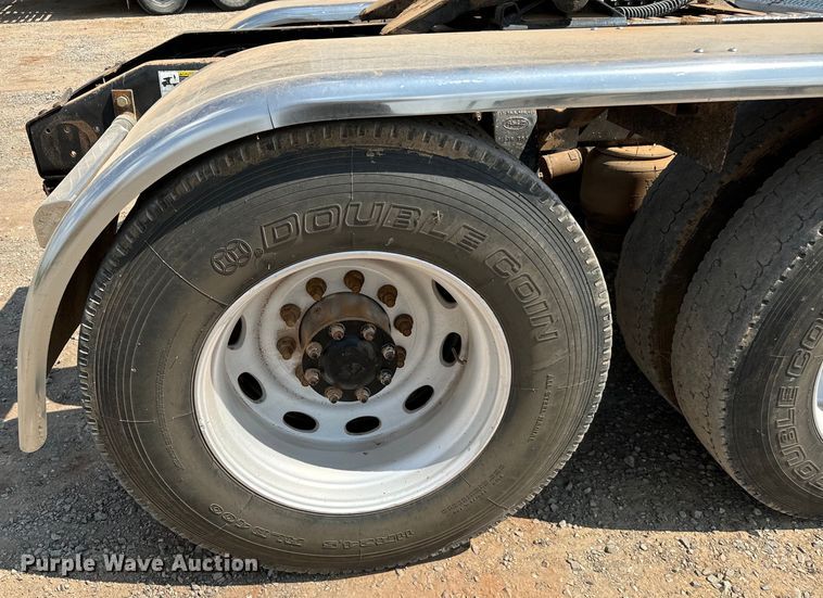 image for item LV9270 2012 Peterbilt  367 semi truck