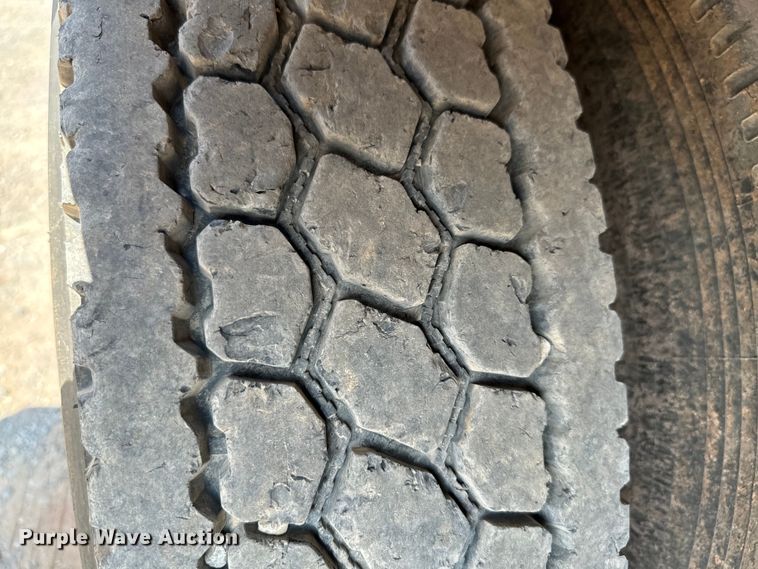 image for item LV9270 2012 Peterbilt  367 semi truck