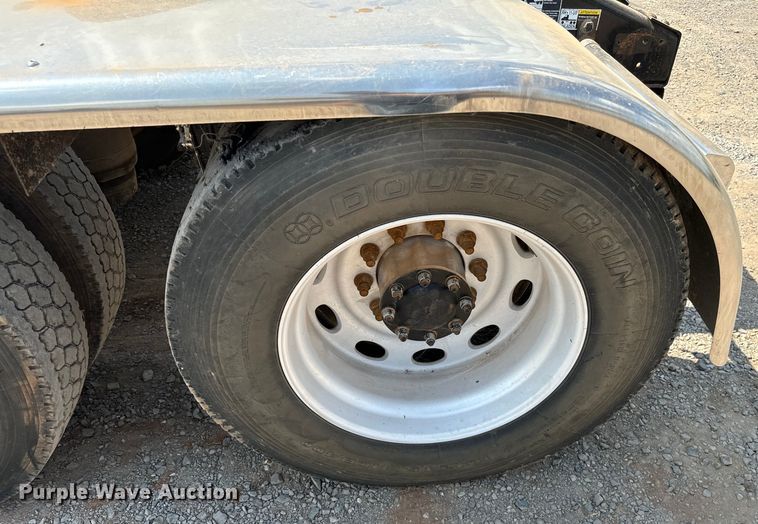 image for item LV9270 2012 Peterbilt  367 semi truck