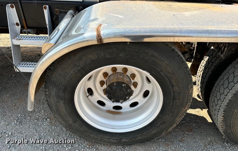 image for item LV9270 2012 Peterbilt  367 semi truck