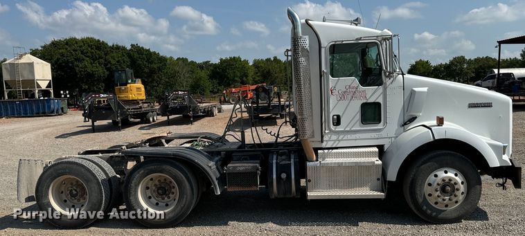 image for item LV9271 2012 Kenworth T800 semi truck