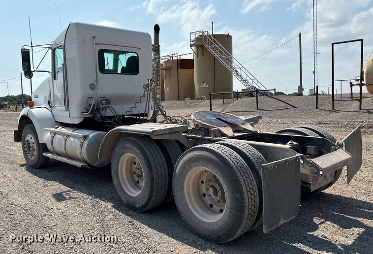 image for item LV9271 2012 Kenworth T800 semi truck