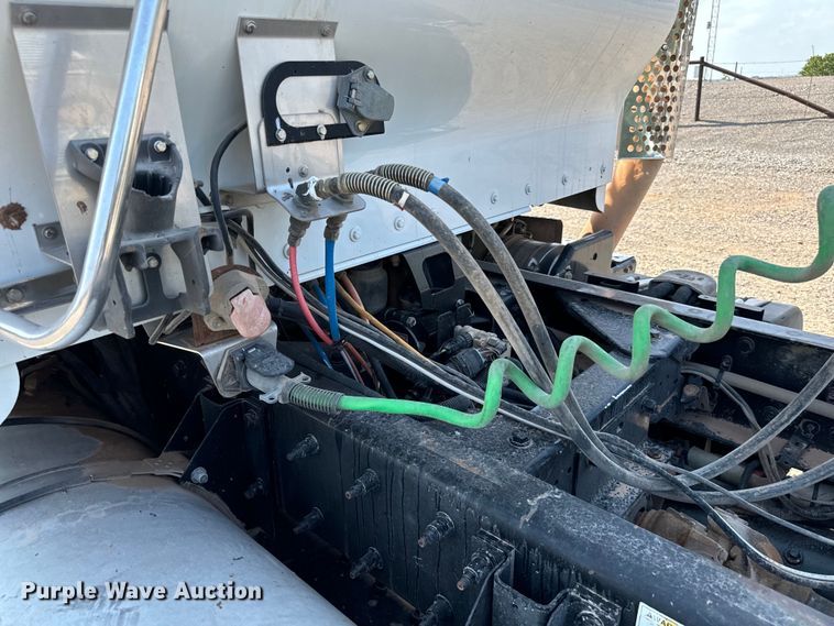 image for item LV9271 2012 Kenworth T800 semi truck