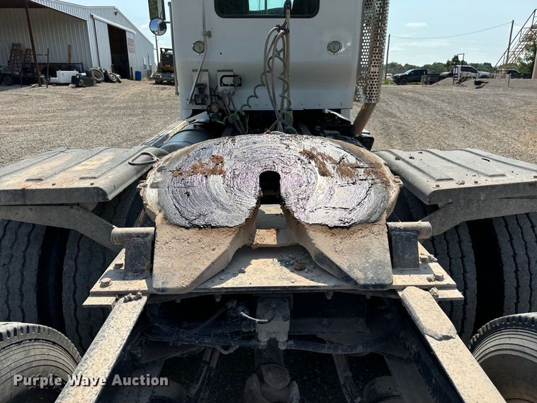 image for item LV9271 2012 Kenworth T800 semi truck