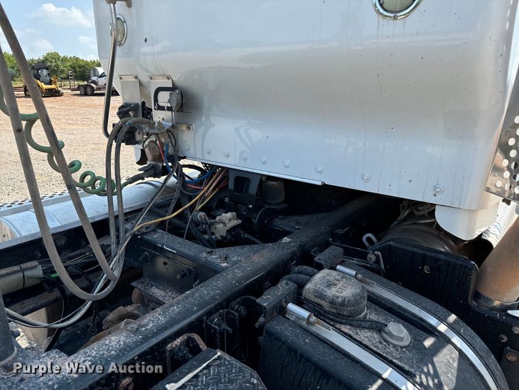 image for item LV9271 2012 Kenworth T800 semi truck