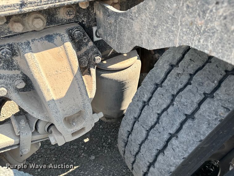 image for item LV9271 2012 Kenworth T800 semi truck