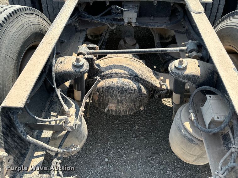 image for item LV9271 2012 Kenworth T800 semi truck