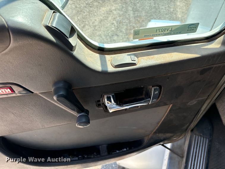 image for item LV9271 2012 Kenworth T800 semi truck