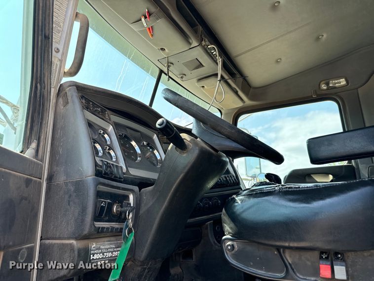 image for item LV9271 2012 Kenworth T800 semi truck