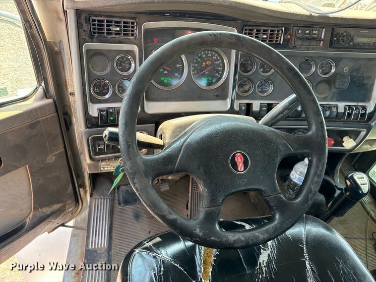 image for item LV9271 2012 Kenworth T800 semi truck