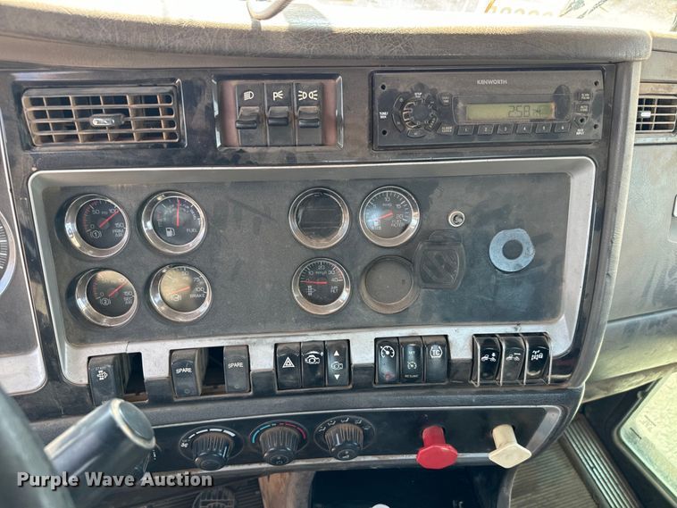 image for item LV9271 2012 Kenworth T800 semi truck