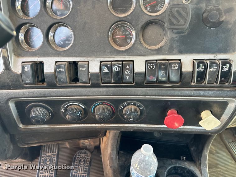 image for item LV9271 2012 Kenworth T800 semi truck