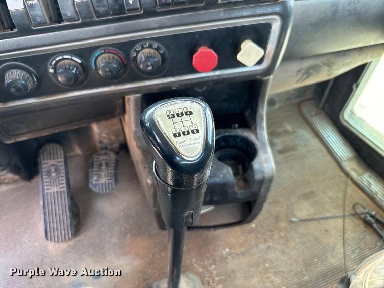 image for item LV9271 2012 Kenworth T800 semi truck