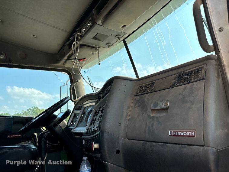 image for item LV9271 2012 Kenworth T800 semi truck