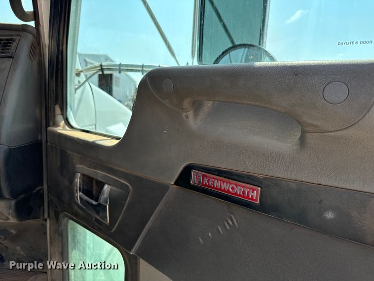 image for item LV9271 2012 Kenworth T800 semi truck