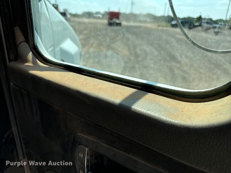 image for item LV9271 2012 Kenworth T800 semi truck