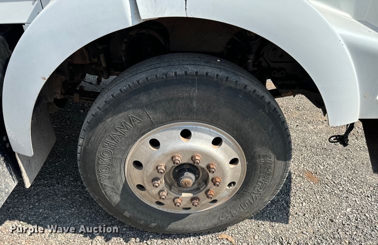 image for item LV9271 2012 Kenworth T800 semi truck