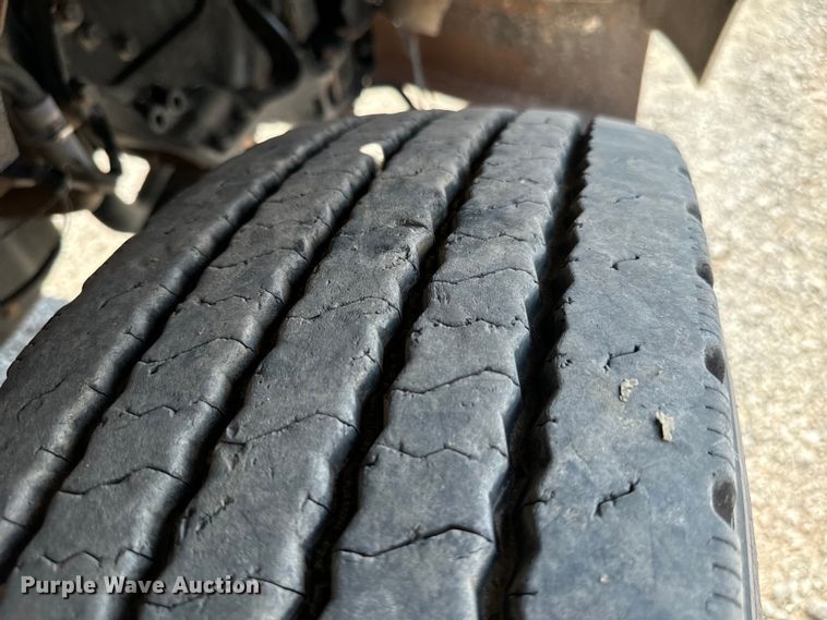 image for item LV9271 2012 Kenworth T800 semi truck