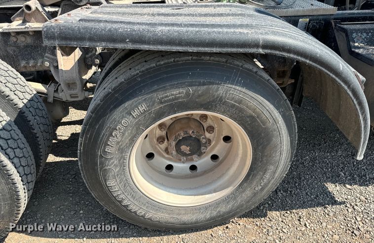 image for item LV9271 2012 Kenworth T800 semi truck