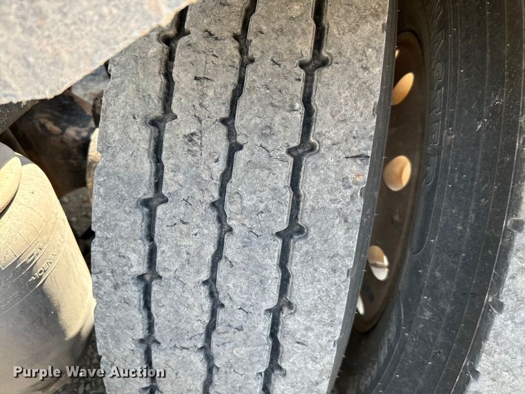 image for item LV9271 2012 Kenworth T800 semi truck