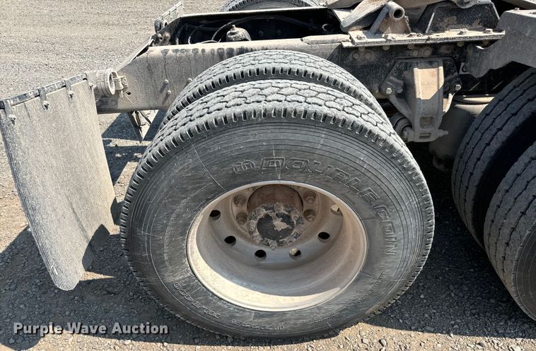 image for item LV9271 2012 Kenworth T800 semi truck