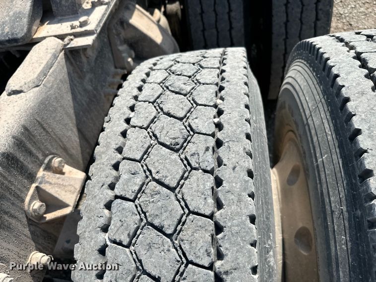 image for item LV9271 2012 Kenworth T800 semi truck