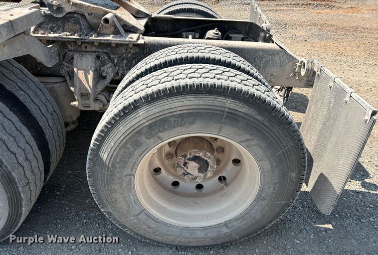 image for item LV9271 2012 Kenworth T800 semi truck