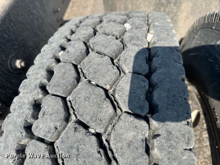 image for item LV9271 2012 Kenworth T800 semi truck