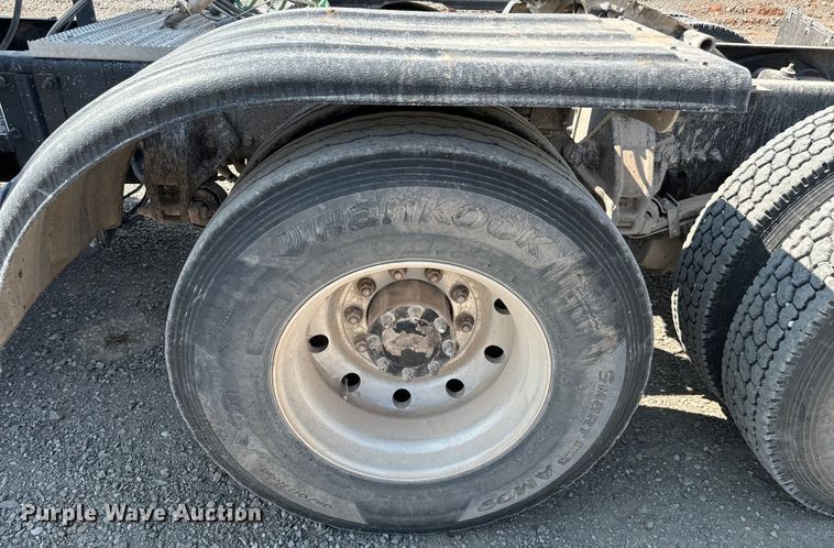 image for item LV9271 2012 Kenworth T800 semi truck