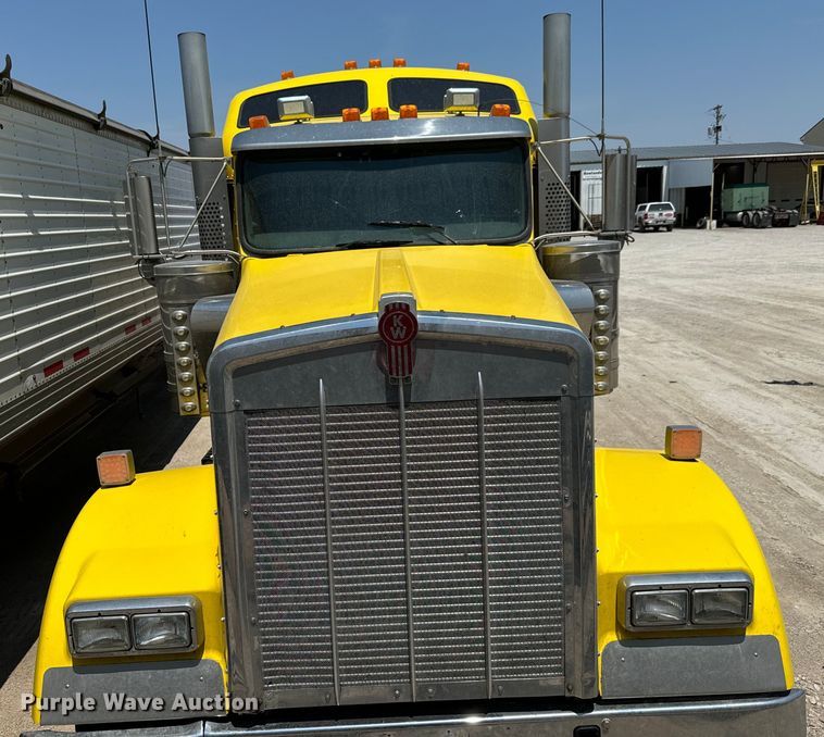 image for item MV9006 2019 Kenworth  W900 semi truck