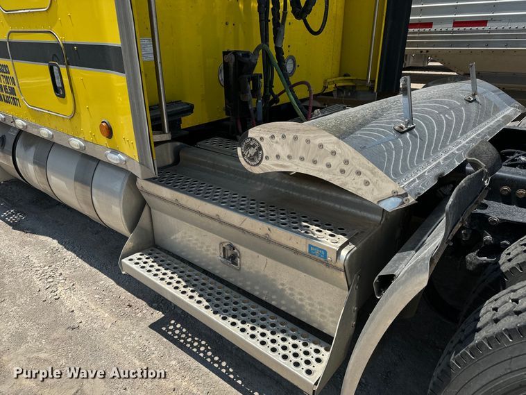 image for item MV9006 2019 Kenworth  W900 semi truck