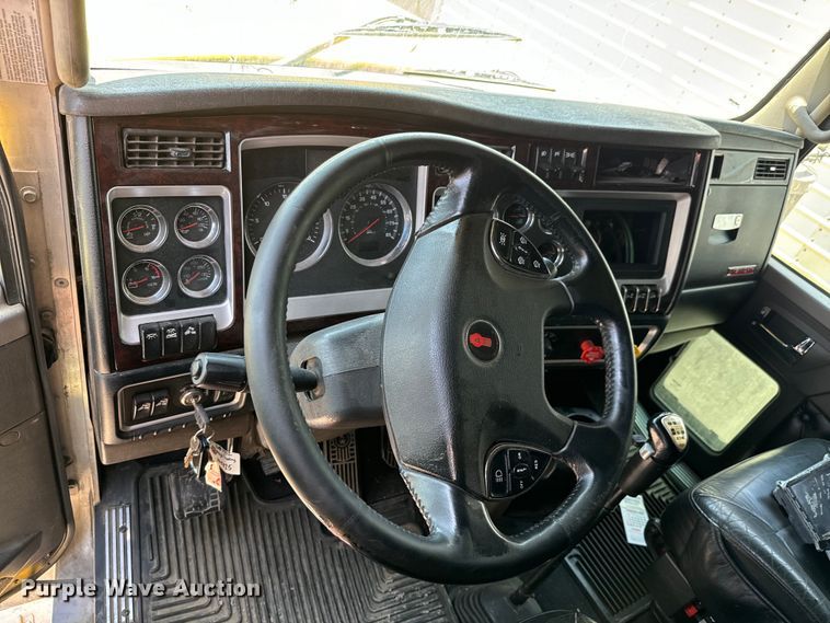 image for item MV9006 2019 Kenworth  W900 semi truck