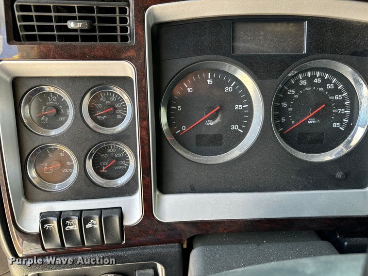 image for item MV9006 2019 Kenworth  W900 semi truck