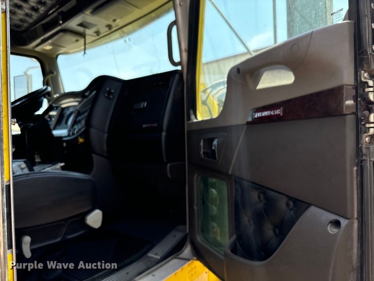 image for item MV9006 2019 Kenworth  W900 semi truck