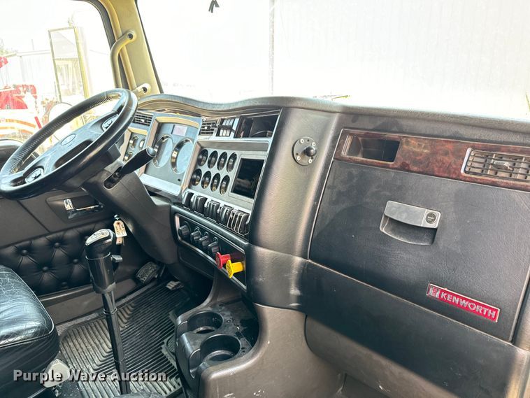 image for item MV9006 2019 Kenworth  W900 semi truck