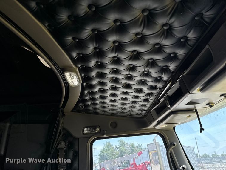 image for item MV9006 2019 Kenworth  W900 semi truck