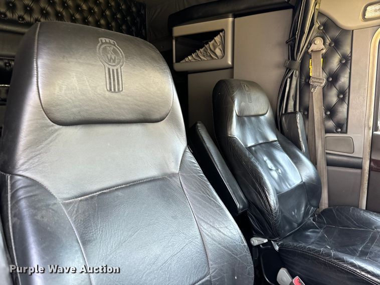 image for item MV9006 2019 Kenworth  W900 semi truck