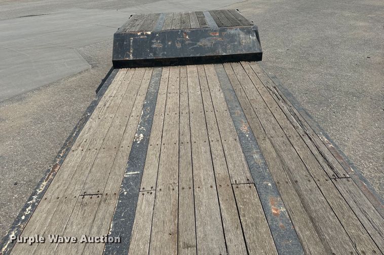 image for item MV9016 2005 Fontaine Specialized  353WDMR lowboy equipment trailer