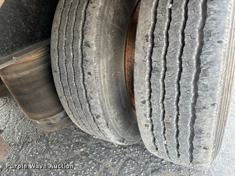 image for item MV9016 2005 Fontaine Specialized  353WDMR lowboy equipment trailer