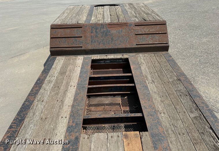 image for item MV9017 2008 XL Specialized XL70MFG lowboy equipment trailer