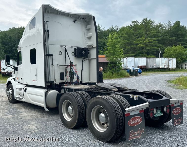 image for item NN9476 2019 Peterbilt  579 semi truck