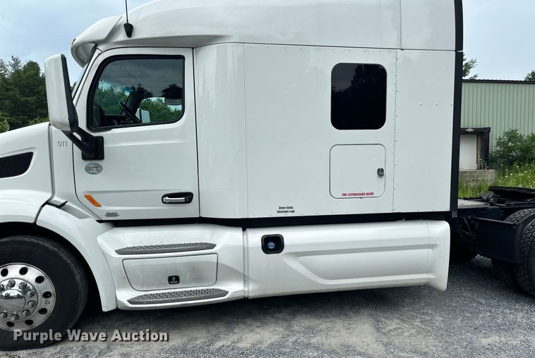 image for item NN9476 2019 Peterbilt  579 semi truck